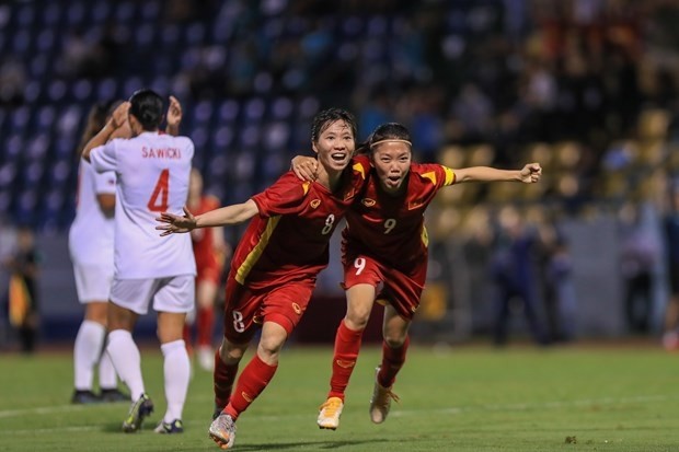 Vietnamese players celebrate their 2-1 lead. (Photo: VNA)