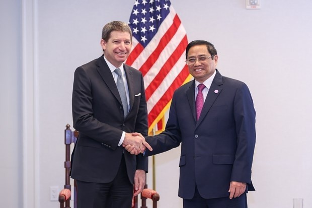Prime Minister Pham Minh Chinh (R) and CEO of the US International Development Finance Corporation (DFC) Scott A. Nathan