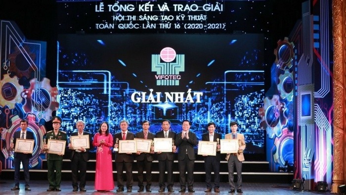 First-prize winners are honoured at the awards ceremony. (Photo: NDO)