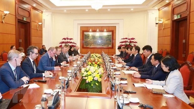 Politburo member and head of the Party Central Committee's Economic Commission Tran Tuan Anh receives John Murton, the UK government's Envoy for the 26th United Nations Climate Change Conference of the Parties (COP26). (Photo: VNA)