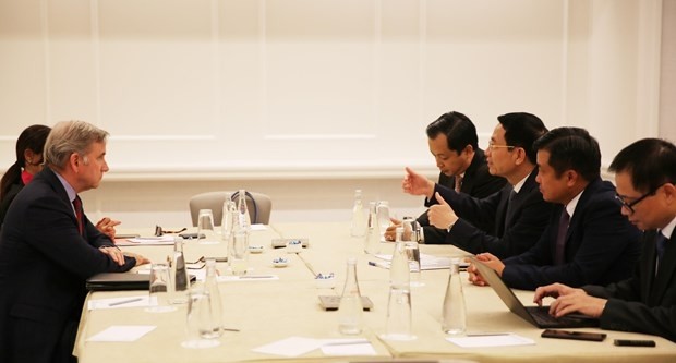 The meeting between Minister of Information and Communications Nguyen Manh Hung and Alex Rogers, President of Qualcomm Technology Licensing and Global Affairs