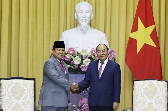 President Nguyen Xuan Phuc (R) and visiting Indonesian Minister of Defence Prabowo Subianto. (Photo: VNA)