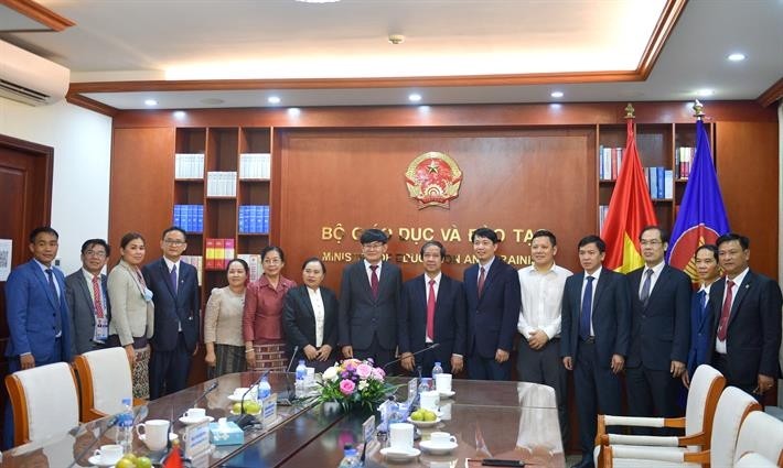 The two ministers and other delegates pose for a photo at the meeting. (Photo: moet.gov.vn)