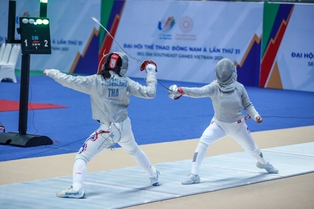 Vietnamese fencer Bui Thi Thu Ha defeats her opponent from Singapore Ong Shu Hui Jessica in the women’s sabre individual event in Hanoi on May 15. (Photo: VNA)
