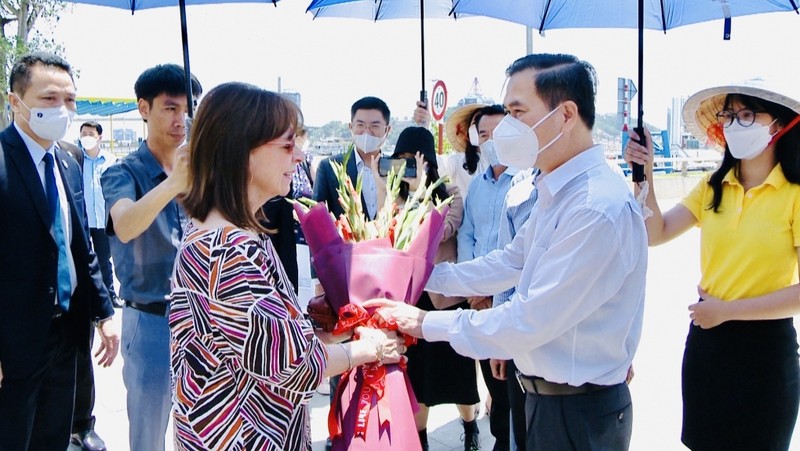 Greek President Katerina Sakellaropoulou is greeted by Quang Ninh Vice Chairman Bui Van Khang. (Photo: VNA)