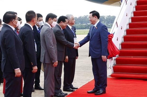 Vietnamese National Assembly Chairman Vuong Dinh Hue is welcomed at Wattay international airport in Vientiane, Laos. (Photo: VNA)