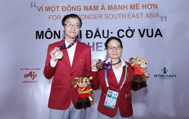 Grandmaster Nguyen Ngoc Truong Son (left) wins a gold medal in the men’s stardard chess category while Hoang Thi Bao Tram secures a bronze medal in the women’s group. (Photo: VNA)