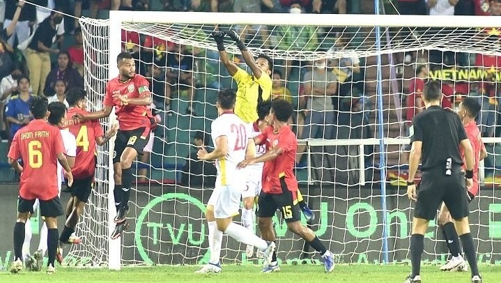Vietnam pour constant pressure on the Timor Leste side during their last Group A match on Sunday. (Photo: NDO/Tran Hai)
