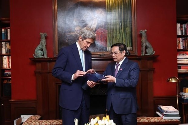 Prime Minister Pham Minh Chinh (right) and US Special Presidential Envoy for Climate John Kerry. (Photo: VNA)