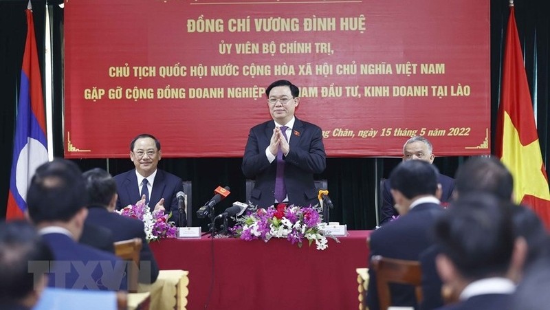 Chairman of the National Assembly Vuong Dinh Hue at the meeting with representatives of Vietnamese businesses in Laos (Photo: VNA)