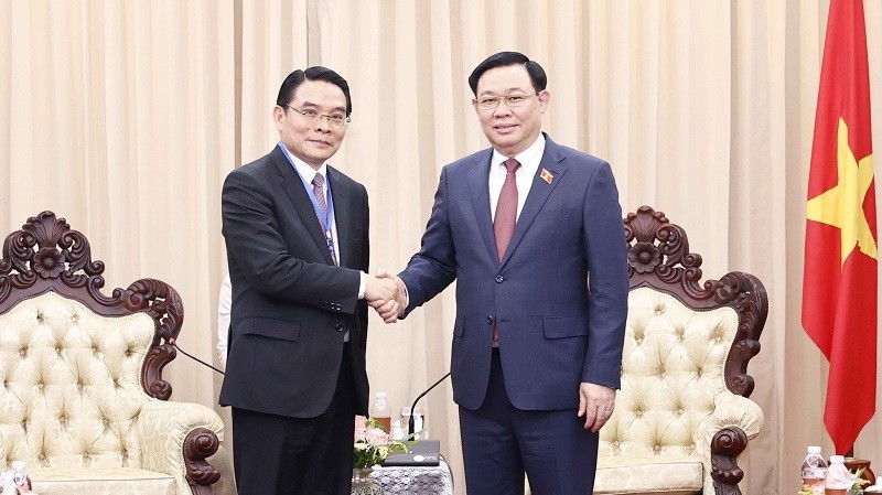 National Assembly Chairman Vuong Dinh Hue and Champasak Governor Vilayvong Bouddakham (Photo: VNA)