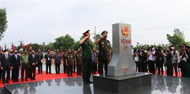 Defence Ministers Phan Van Giang (L) and Samdech Pichay Sena Tea Banh salute Border Marker No. 69 on the Vietnam - Cambodia borderline on May 15. (Photo: VNA)