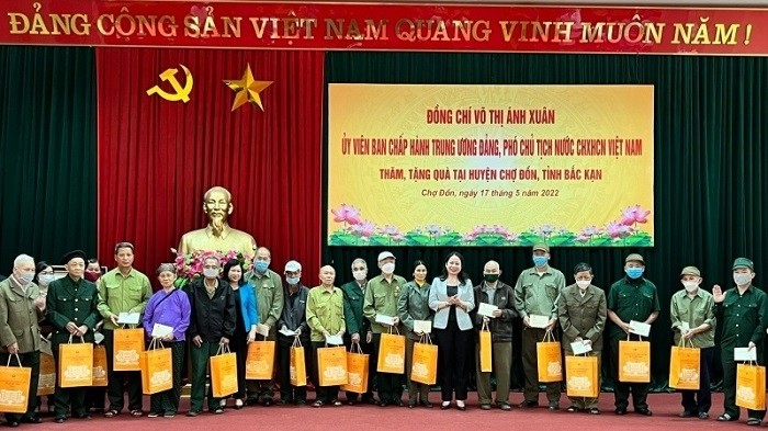Vice President presents gifts to policy beneficiaries in Cho Don district, Bac Kan province
