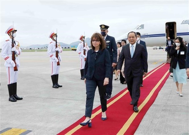 President Katerina Sakellaropoulou and a high-ranking delegation of Greece arrived in Hanoi on May 15 afternoon. (Photo: VNA)
