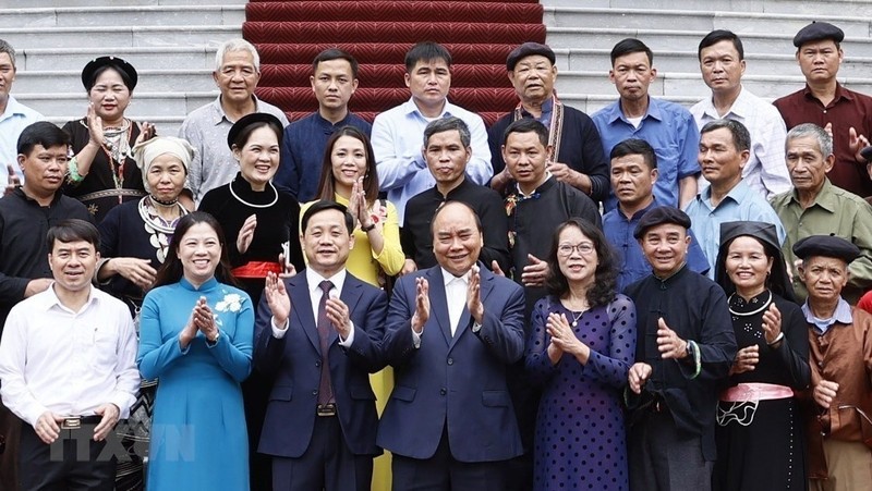 President Nguyen Xuan Phuc and reputable people from ethnic minority groups. (Photo: VNA)