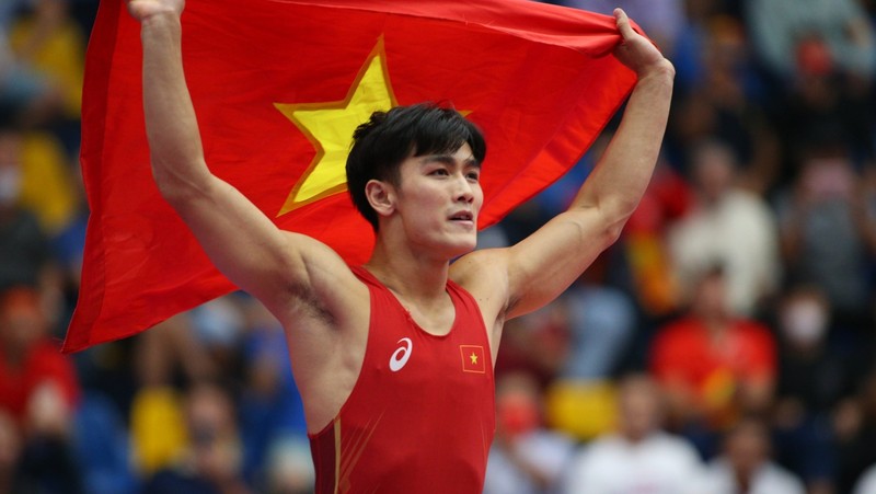 Wrestler Bui Manh Hung celebrates after winning the gold medal. (Photo: VNA)