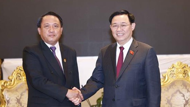 National Assembly Chairman Vuong Dinh Hue and Lao Finance Minister Bounchom Oubonpaserth (Photo: VNA)