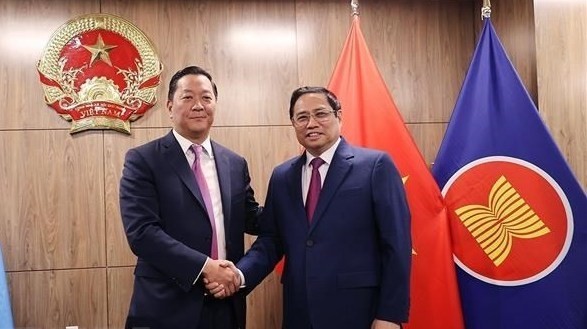 Prime Minister Pham Minh Chinh and Joseph Bae, Co-Chief Executive Officer of KKR (Photo: VNA)