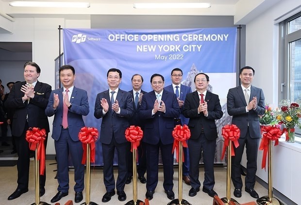PM Pham Minh Chinh (front, third from right) and other officials at the opening ceremony of the FPT Software office in New York on May 15 (Photo: VNA)