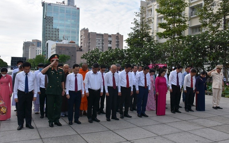 The delegation of Ho Chi Minh City leaders pay tribute to President Ho Chi Minh (Photo: NGUYEN NAM)