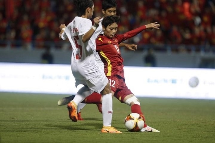 Vietnam forward Pham Hai Yen (#12) fires a shot during the match. (Photo: 24h.com.vn)