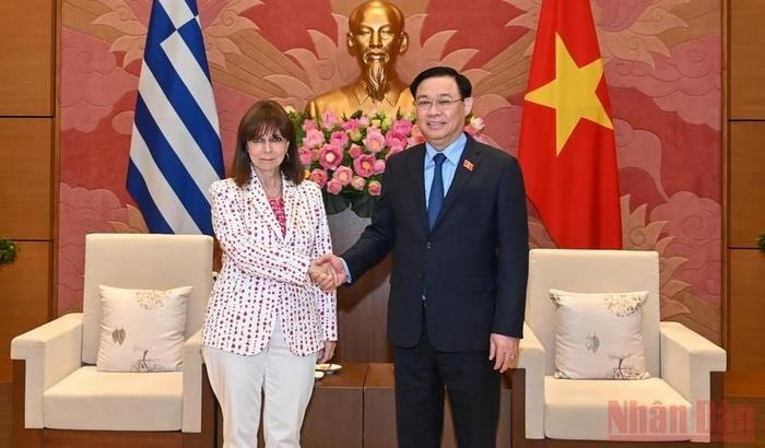 National Assembly Chairman Vuong Dinh Hue (R) welcomes Greek President Katerina Sakellaropoulou (Photo: NDO)