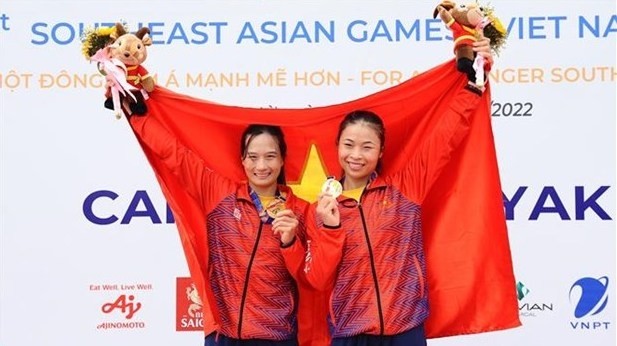 Truong Thi Phuong and Nguyen Thi Ngan win a gold medal at the women’s canoe double 1,000m at SEA Games 31 (Photo: VNA)