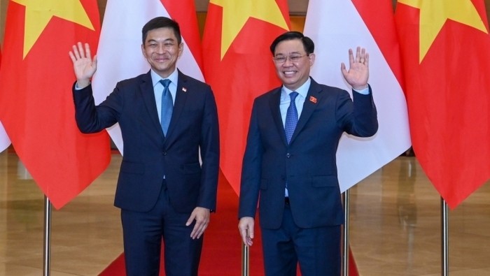 NA Chairman Vuong Dinh Hue (right) and Speaker of the Singaporean Parliament Tan Chuan-Jin (Photo: VOV)