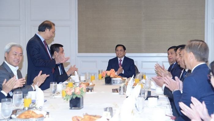 Prime Minister Pham Minh Chinh (central) meets OV businessmen (Photo: NDO)
