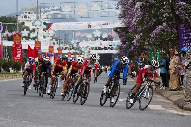 Athletes compete in the women's road cycling event in Hoa Binh province on May 19 (Photo: VNA)