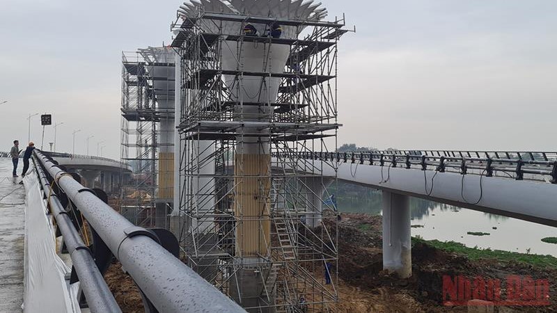 Dam Vac Bridge project in Vinh Yen City, Vinh Phuc Province, is being completed.