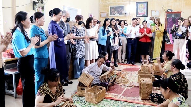 Representatives of the EU Delegation, partners, and the Vietnam Women’s Union visit a handicraft cooperative in Hoang Trung commune of Hoang Hoa district, Thanh Hoa province, on May 17. (Photo: VNA)