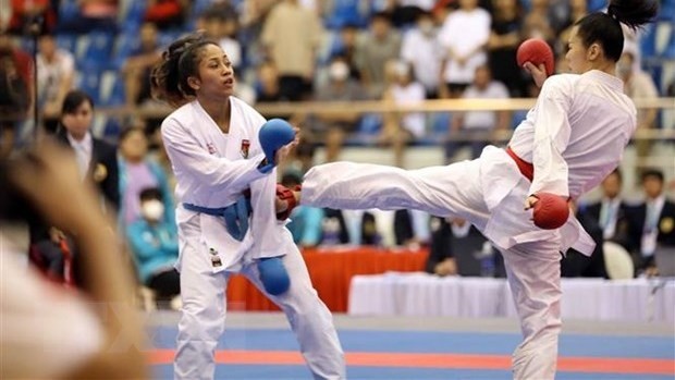 Nguyen Thi Ngoan (red belt) secured the second gold medal in the women’s Kumite 61kg category. (Photo: VNA)