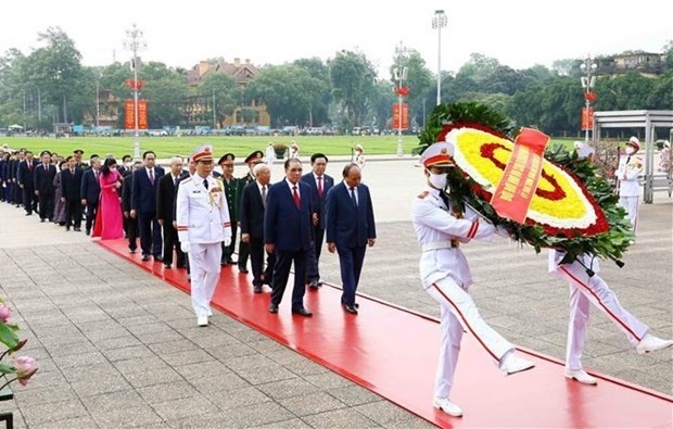 Top leaders pay tribute to late President Ho Chi Minh at his Mausoleum in Hanoi. (Photo: VNA)