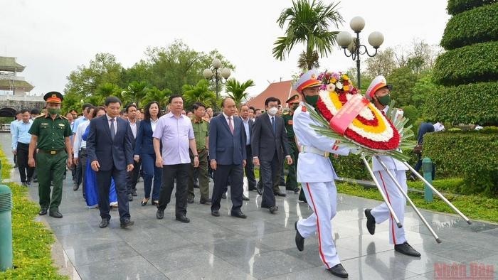 President Nguyen Xuan Phuc, former President Truong Tan Sang and other delegates pay tribute to fallen soldiers resting at the A1 National Cemetery. (Photo: NDO)