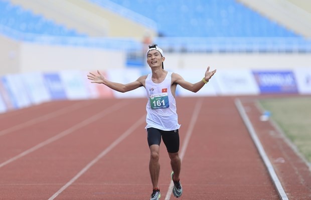 Hoang Nguyen Thanh wins the first ever gold medal in the men's marathon at SEA Games for Vietnam. (Photo: VNA)