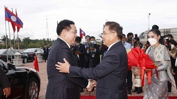 National Assembly Chairman Vuong Dinh Hue (L) concluded his official visit to Laos on May 17 (Photo: VNA)