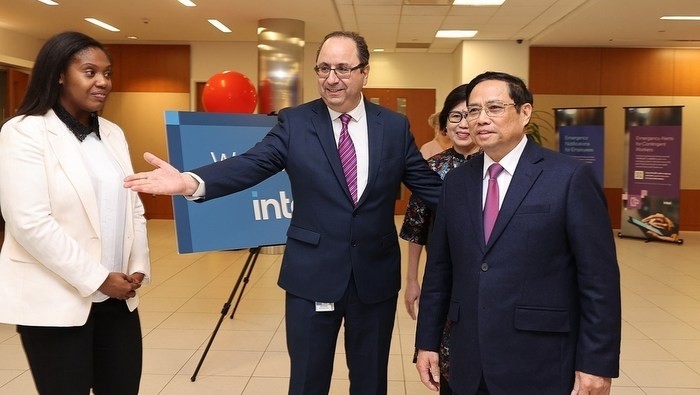 PM Pham Minh Chinh (right) visits Intel on May 17. (Photo: VNA)