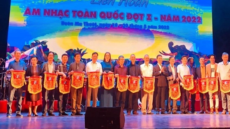 The festival's organising board presents souvenir flags to the groups participating in the festival.