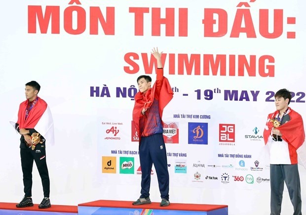 Swimmer Pham Thanh Bao (centre) stands on the podium (Photo: VNA)