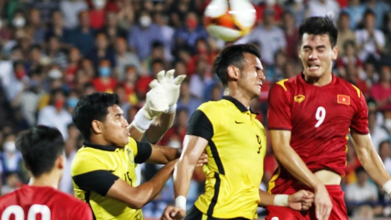 Forward Tien Linh powers in a header to give Vietnam a 1-0 victory over Malaysia. (Photo: NDO/Tran Hai)
