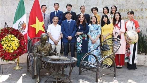 Representatives of the Vietnamese community in Mexico next to the statue of President Ho Chi Minh.(Photo: VNA)