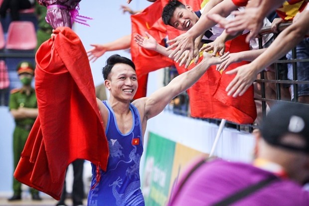Xuan Dinh shares happiness after winning a gold medal for Vietnam (Photo: VNA)