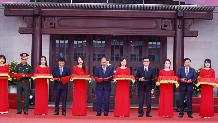 President Nguyen Xuan Phuc and other delegates cut the cut the ribbon to inaugurate a temple dedicated to martyrs in the northern province of Dien Bien on May 18  (Photo: VNA)