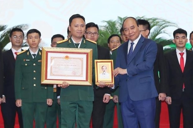 President Nguyen Xuan Phuc presents Ho Chi Minh Awards in Science and Technology to authors (Photo: VNA)