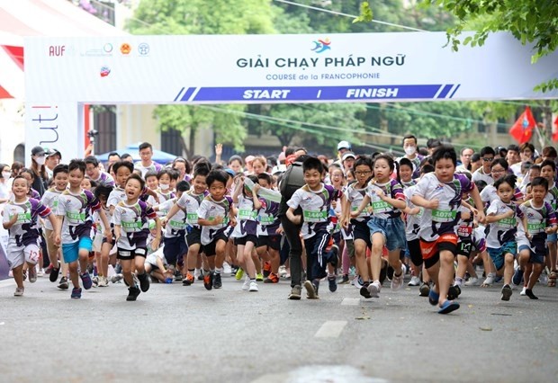 A Francophone running tournament entitle “Elle Peut!”  (She can!)  takes place at Hoan Kiem Lake in downtown Hanoi on May 21 (Photo: VNA) 