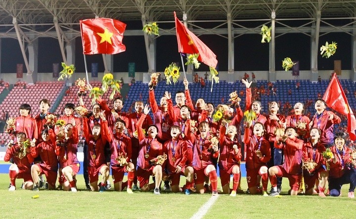 The Vietnamese women’s national football team celebrate winning their third consecutive SEA Games gold medal on May 21, 2022. (Photo: NDO)