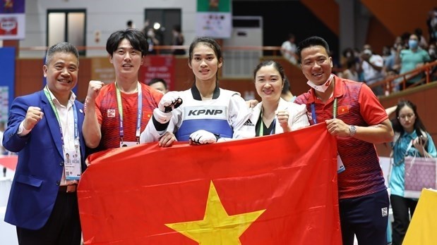Pham Thi Thu Hien (centre) secures one more gold medal for the Vietnamese taekwondo team (Photo: VNA) 
