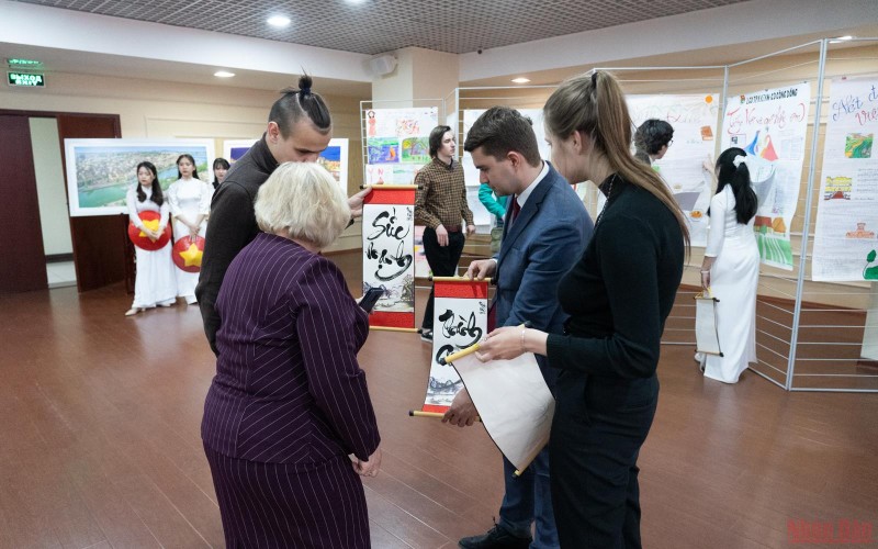 Russian students ask for Vietnamese calligraphy. (Photo: NDO/Thanh The)