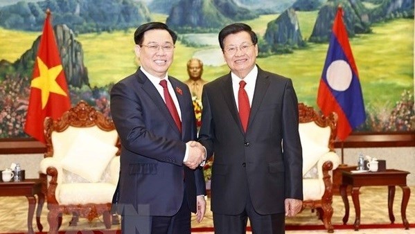 NA Chairman Vuong Dinh Hue (L) and General Secretary of the Lao People's Revolutionary Party (LPRP) Central Committee and President of Laos Thongloun Sisoulith (Photo: VNA)